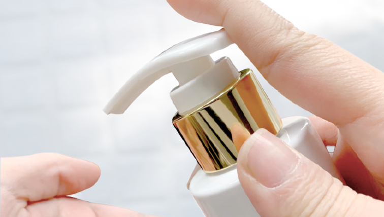 化粧水のポンプを押している様子