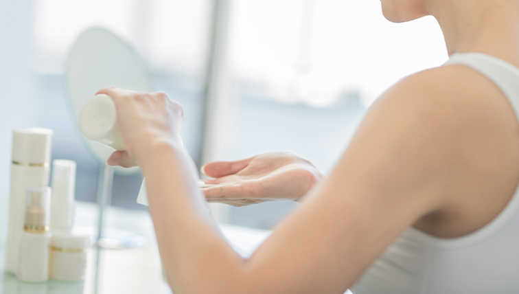 化粧水のポンプを押している様子